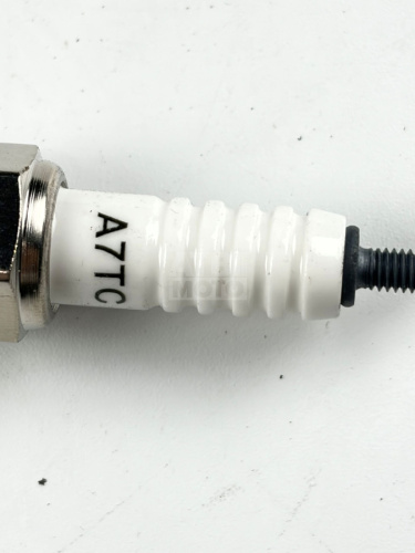 Свеча зажигания 4T FDF (C7HSA) Свеча зажигания 4T FDF (C7HSA)