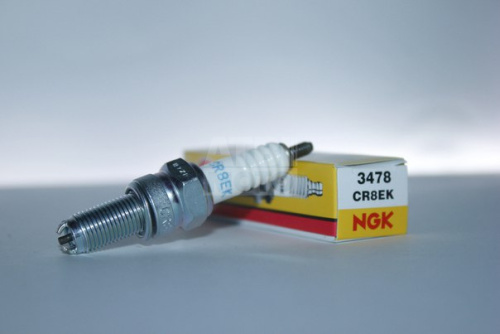 Свеча зажигания 4T CR8EK NGK Свеча зажигания 4T CR8EK NGK